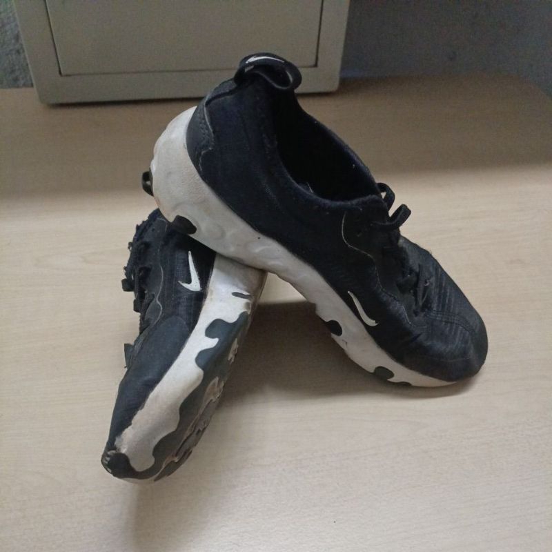 Preloved Sepatu Nike renew lucent l Nike Black and White kids