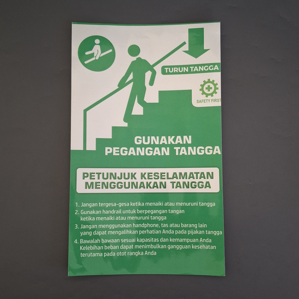 

Sticker gunakan pegangan tangga saat Turun | Sticker Keselamatan Menggunakan Tangga | Sticker K3