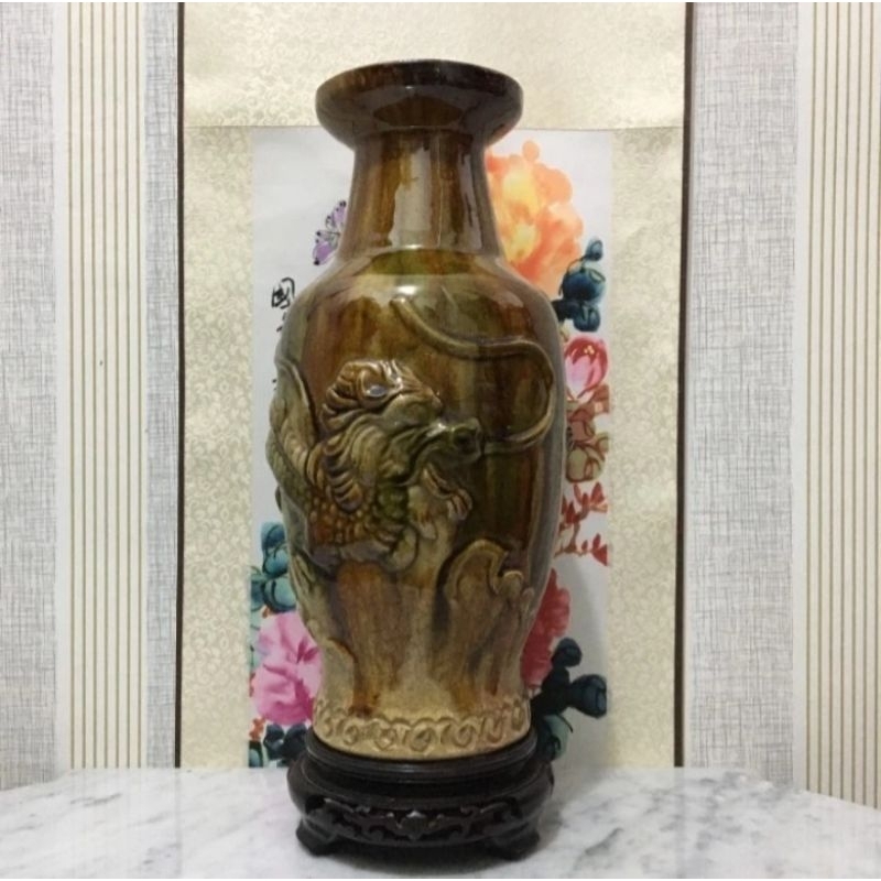 Guci vas keramik antik motif naga timbul