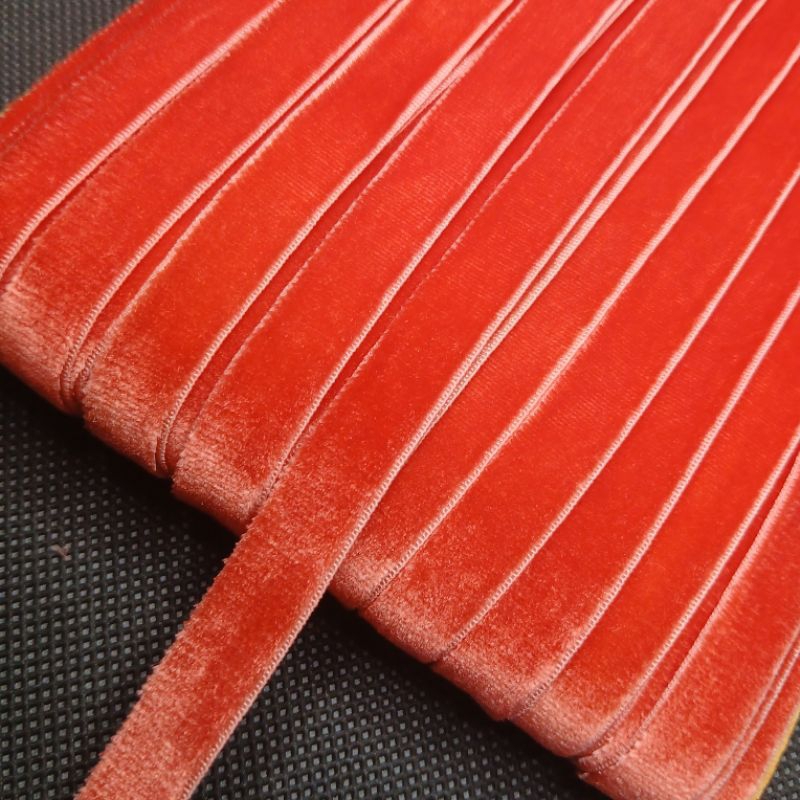 

pita buludru/velvet 1 cm.harga per meter