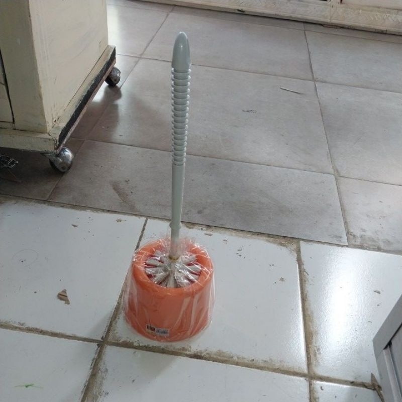 sikat wc bulat ada dudukan e sehingga tampilan rapi