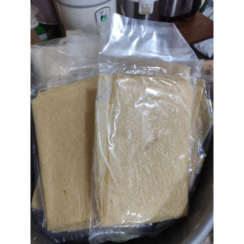 

Kulit Tahu/Tofu Skin/Kulit Kembang Tahu/Asin uk 55x85. Dibungkus per lembar