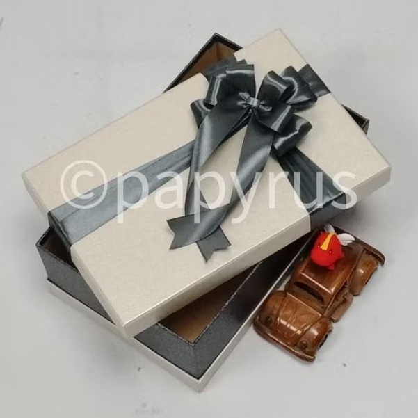 

PAPYRUS Sandwich 17,5x27,5 Tinggi 10cm Kotak Kado Gift Box V2