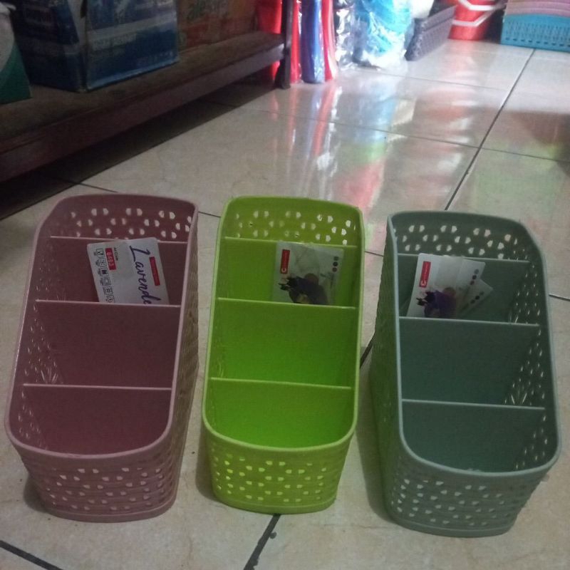 

TEMPAT PENSIL/TEMPAT SENDOK/TEMPAT MULTI FUNGSI MERK CLIO )READY PINK HIJAU BIRU warna ukuran kecil