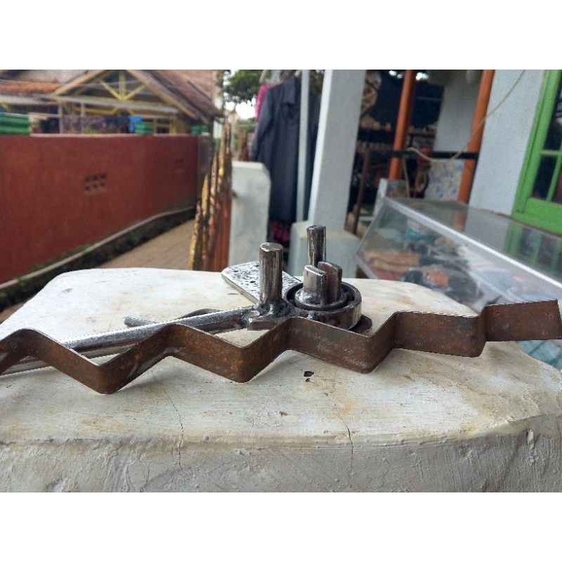 Alat tekuk besi beton dan plat strip