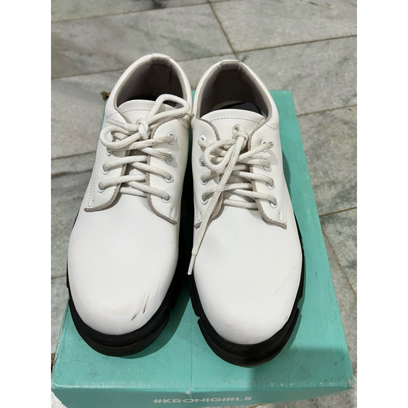 Sepatu kronikel preloved model korean style white
