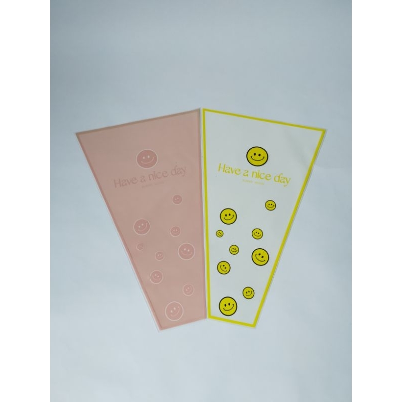 

Plastik Buket Plastik Contong Motif Smiley Lucu,Murah, & Berkualitas