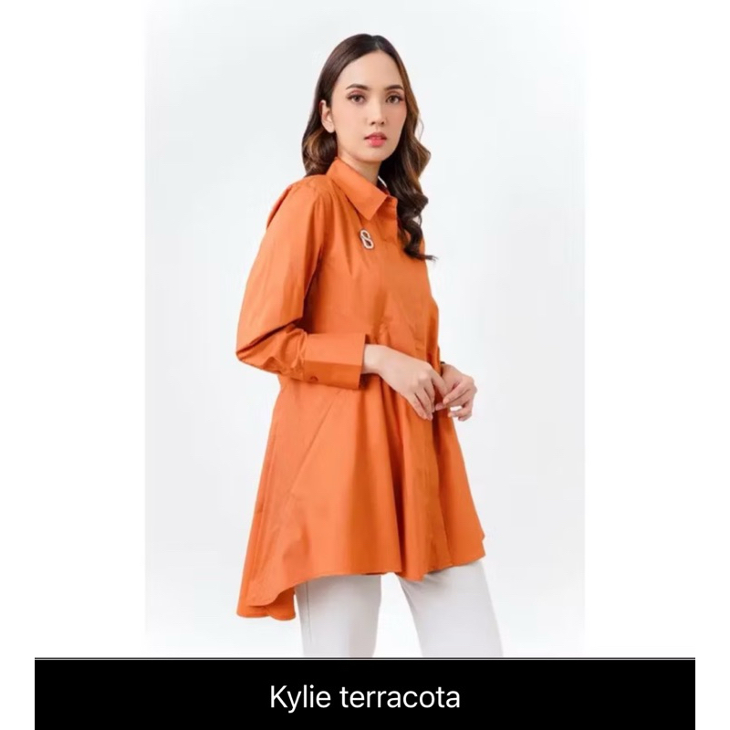 preloved benang jarum x kylie shirt