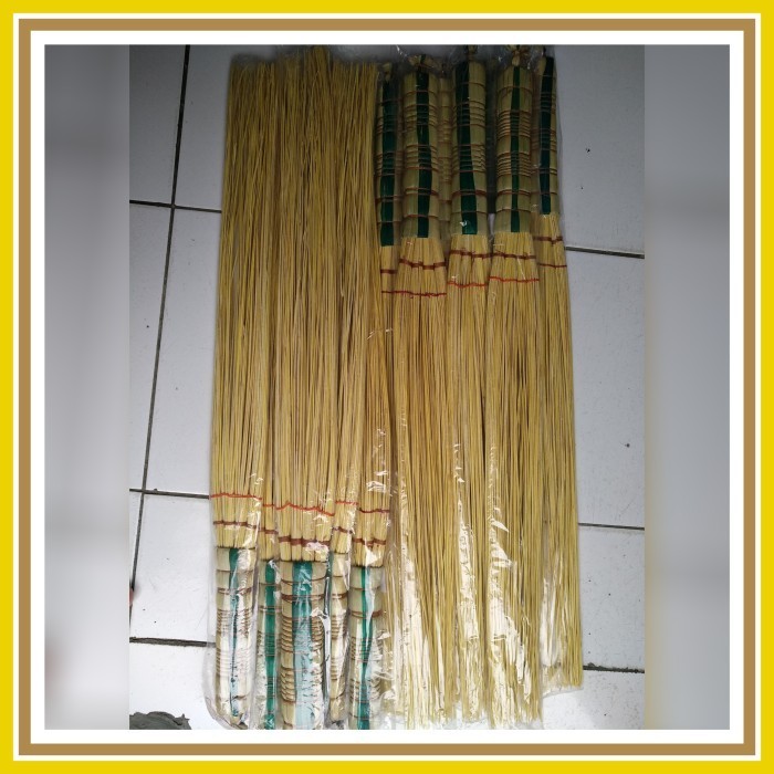 Sapu Lidi kasur putih gagang motif rotan