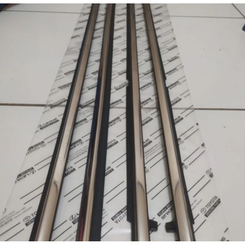 karet pelipit kaca untuk pintu mobil avanza xenia all new 2012--2019 original chrome