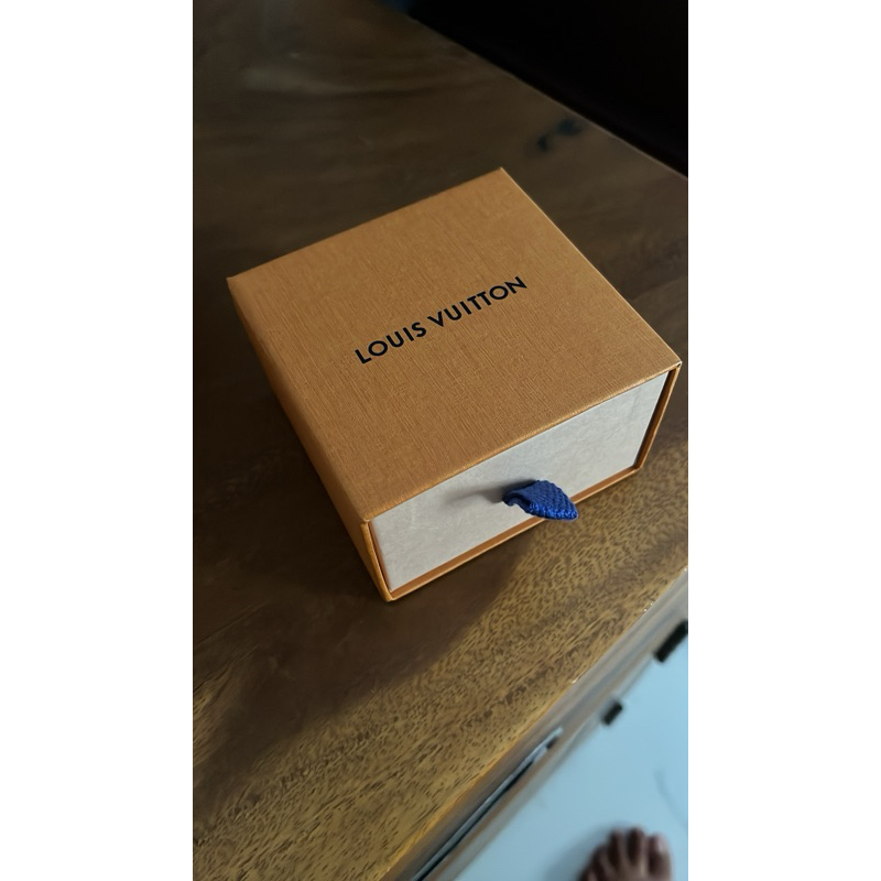 

Kotak box Louis Vuitton Ori