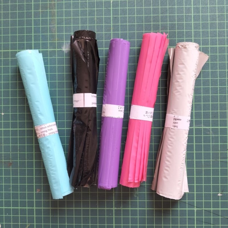 

POLYMAILER GLOSSY UK 17x30 10 PCS| WARNA PINK, BIRU,HITAM,PUTIH, DAN UNGU