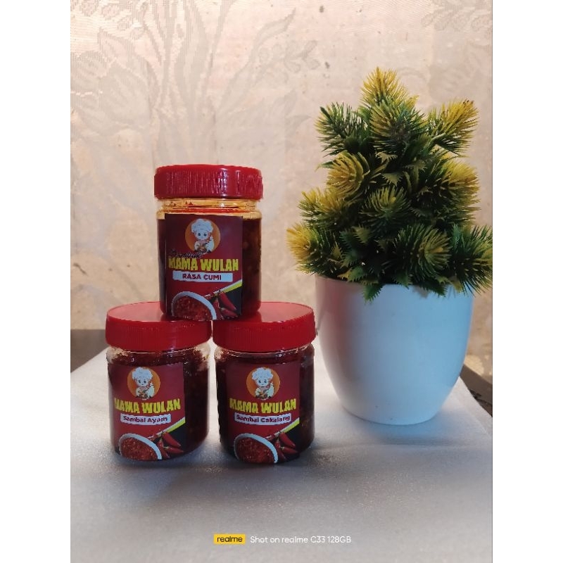 

sambal mama Wulan ada 3 varian rasa cumi cakalang ayam dapat 3 mix