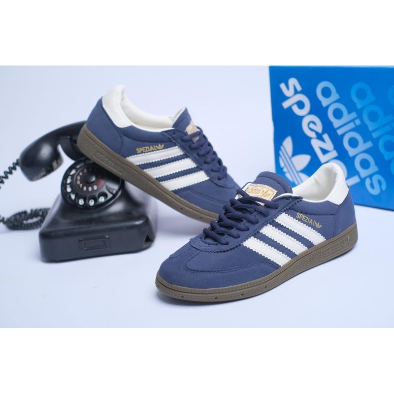 SEPATU SNEAKERS CASUAL ADIDAS HANDBALL SPEZIAL NAVY WHITE GUM (BNIB)
SIZE 40,41,42,43,44