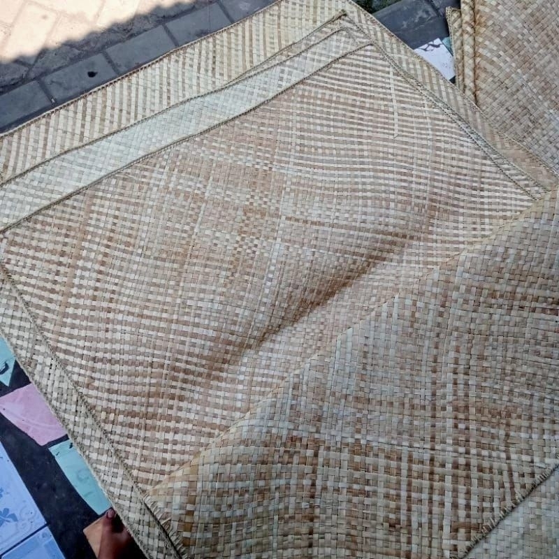Tikar Daun Pandan Tebal Ukuran 130 x 180 Cm Tikar Kloso Buatan Sendiri.