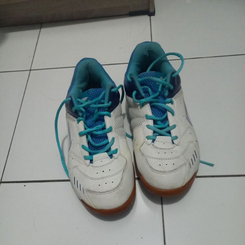 sepatu badminton lining