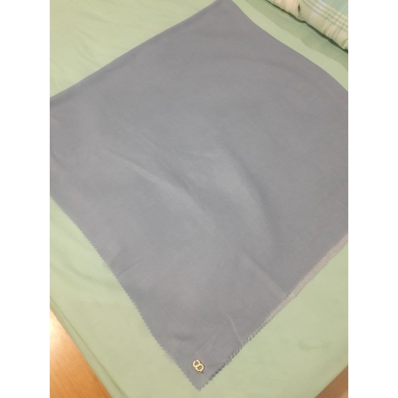 PESANAN KAK NAICHY- Preloved kerudung Buttonscarves ori warna dusty blue