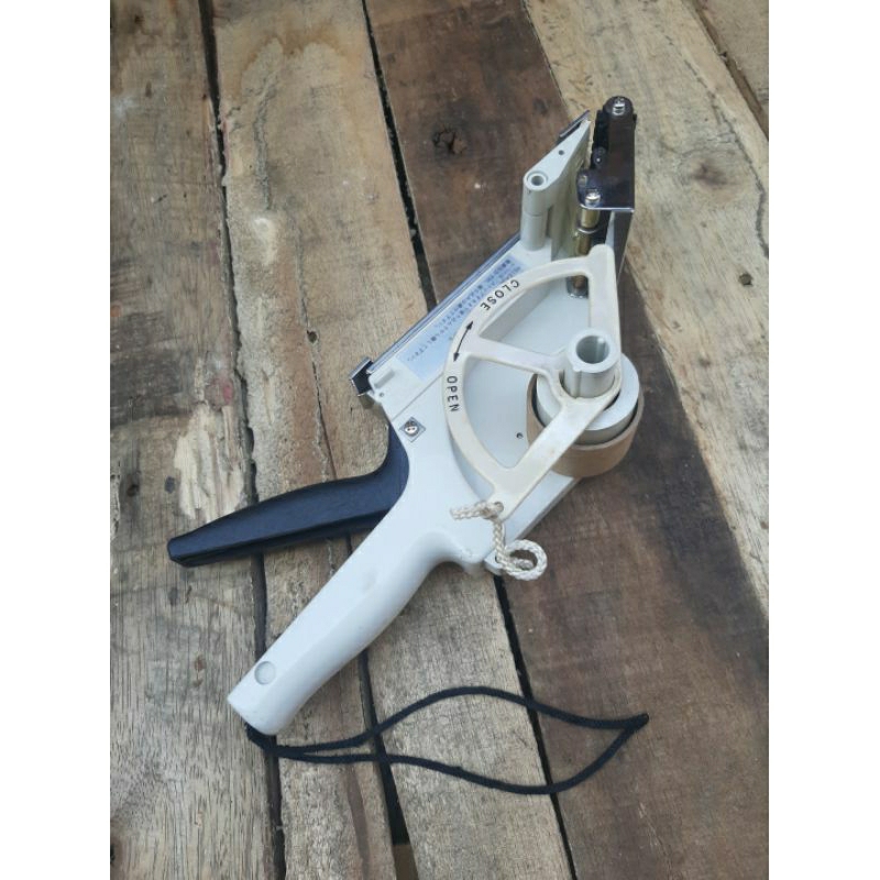 

TOWA AP65-60 JAPAN LABEL APPLICATOR HANDHELD BARCODE LABEL STIKER 2MD NORMAL MULUS