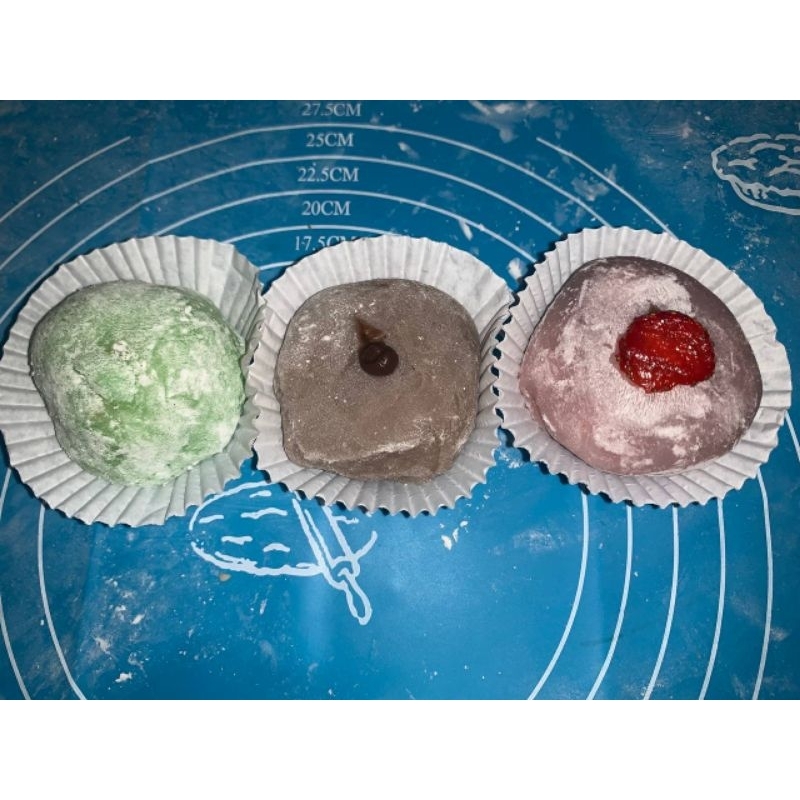 

mochi strawberry , kacang , coklat