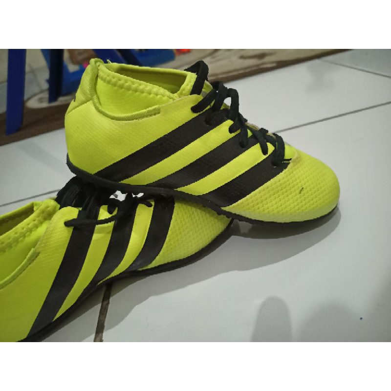 Sepatu Futsal adidas ACE 16.3 anak sz 31,  made in indonesia, Tag kanan kiri berbeda