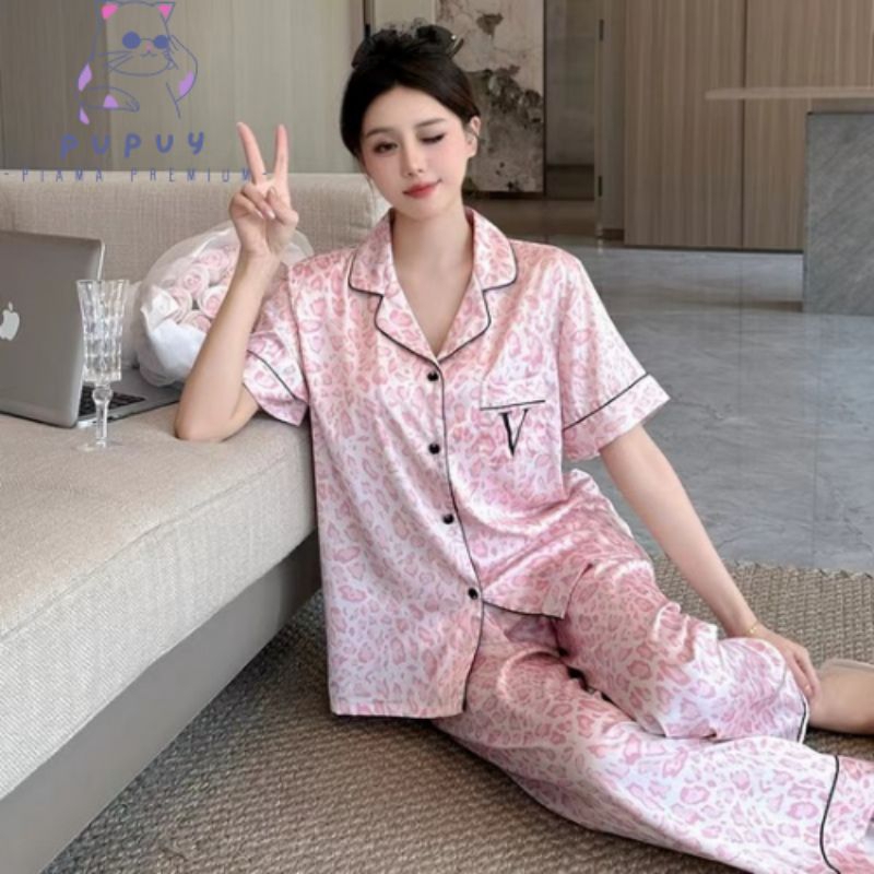 Piyama Premium 3 in 1 V Leopard Pink Satin Sutra Baju Tidur Lengan Pendek Celana Panjang Kancing Dep