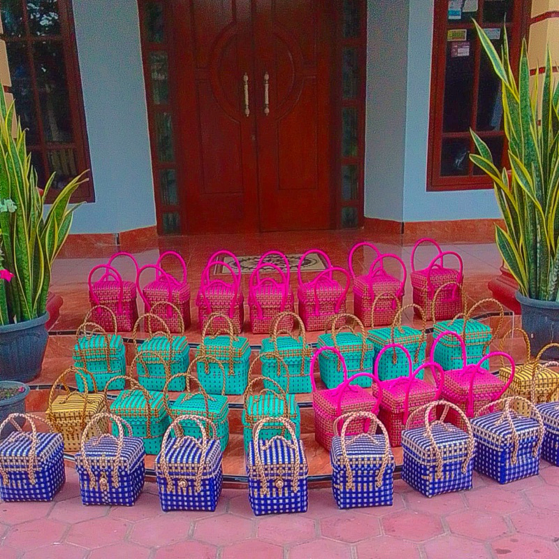Tas aban-aban.Tas hajatan Bali.Isi besek bambu.