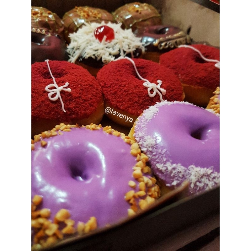 

Donat toping FRESH isi 12 (khusus gojek)