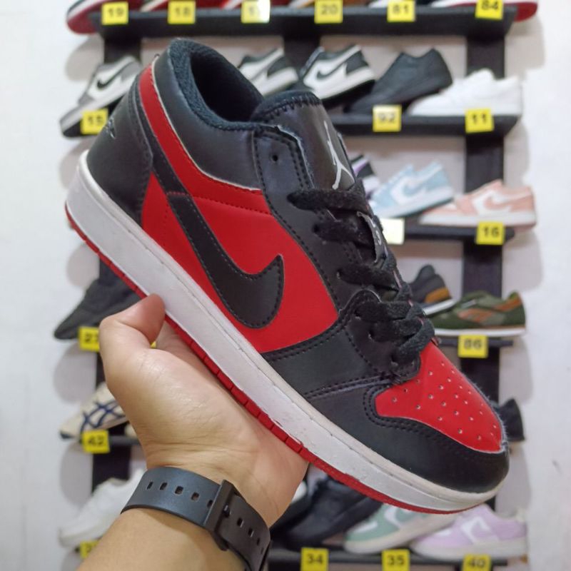 sepatu sneakers kasual aj low hitam merah