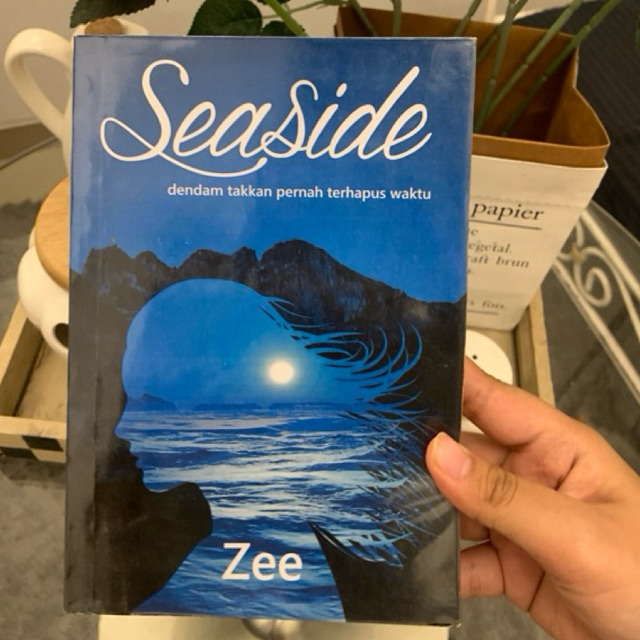 (PRELOVED) Seaside by Zee (booked)