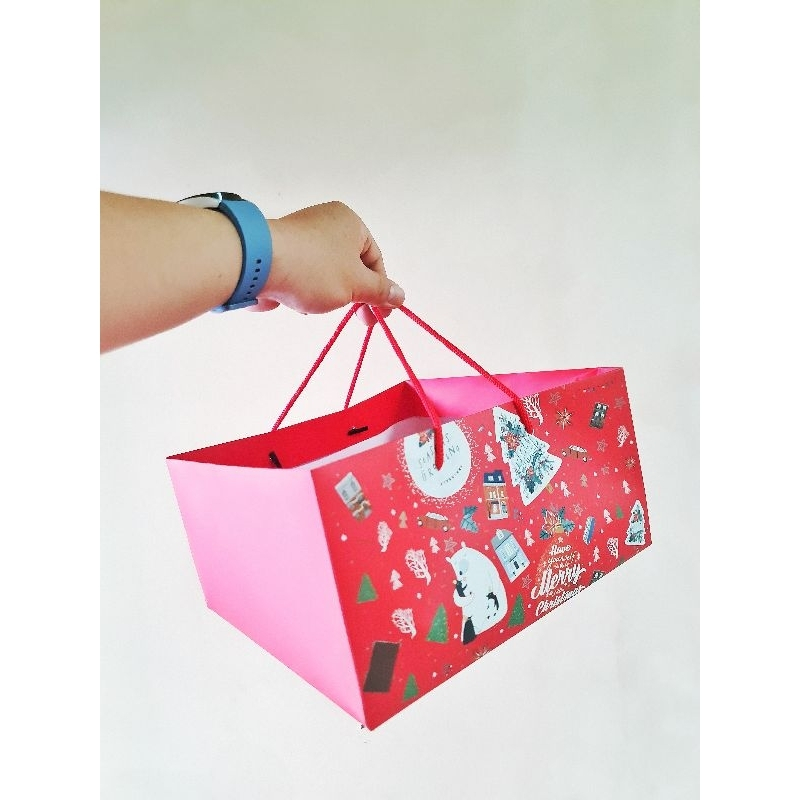 

5 pcs paperbag kemasan kue ukuran 26x26x14cm warna merah motif hohoho natal