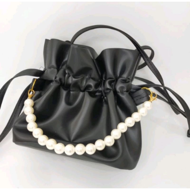 Tas slempang buket serut