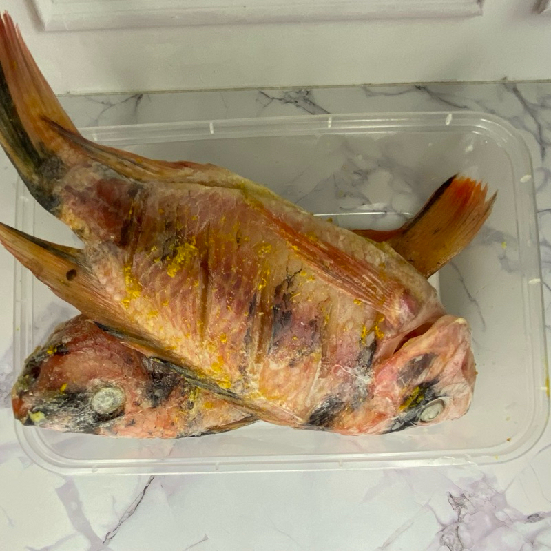 

2 pcs ikan nila bumbu kuning ukuran sedang