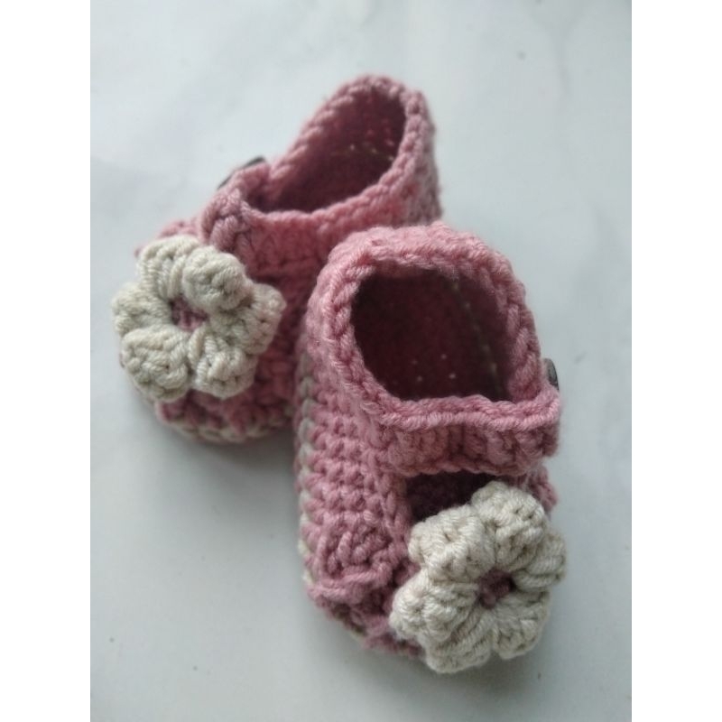 sepatu rajut bayi perempuan