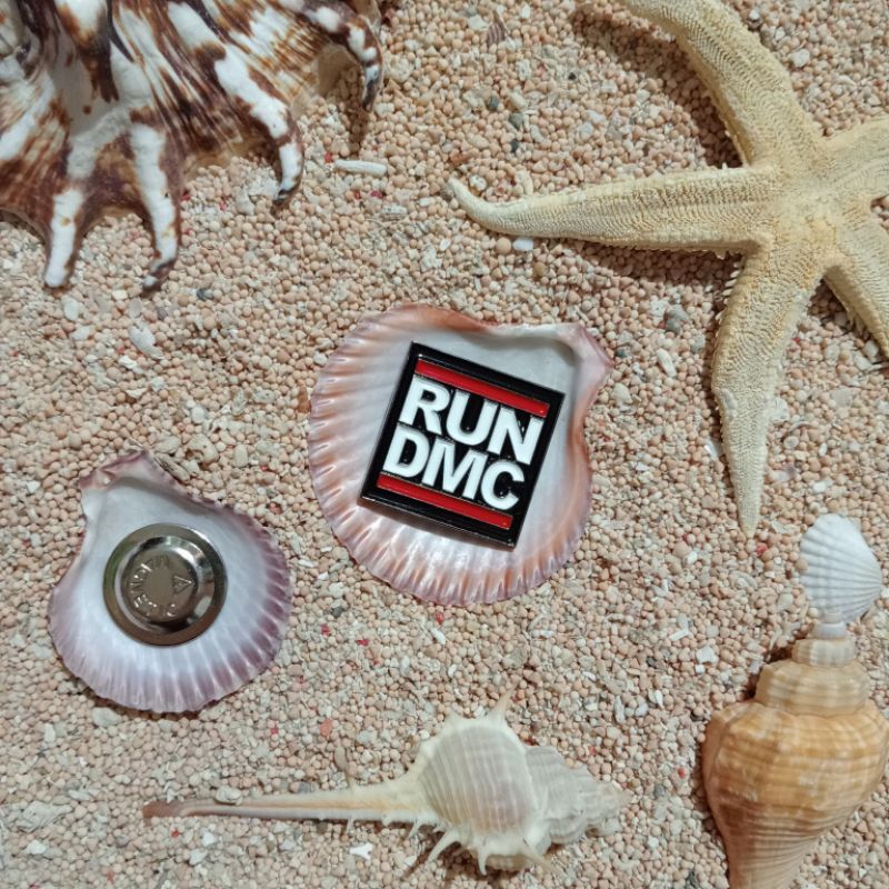 pin topi custom RUN DMC