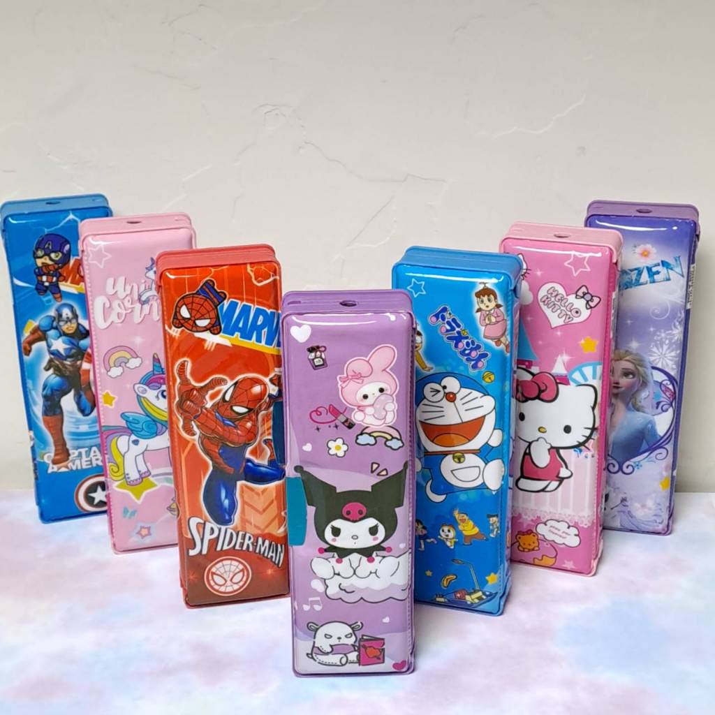 

Kotak Pensil Case Mini Magnet Sanrio Hello Kitty Kuromi Melody Frozen Avengers Spiderman Unicorn Doraemon Robot Lucu untuk Souvenir