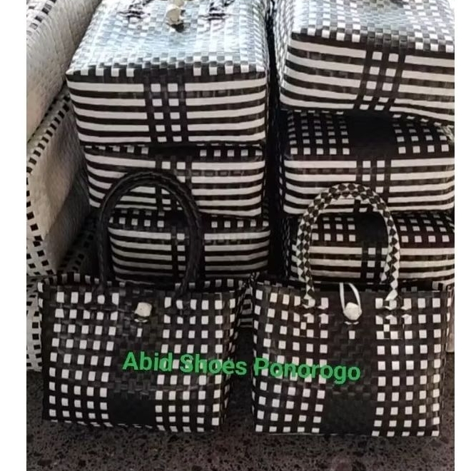 Tas anyam plastik murah | tas monochrome hitam putih