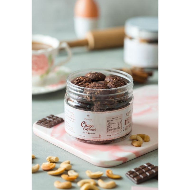 

CHOCO CASHEWS COOKIES PREMIUM Kukis coklat mede kue kering kue lebaran MADEENA EATERY