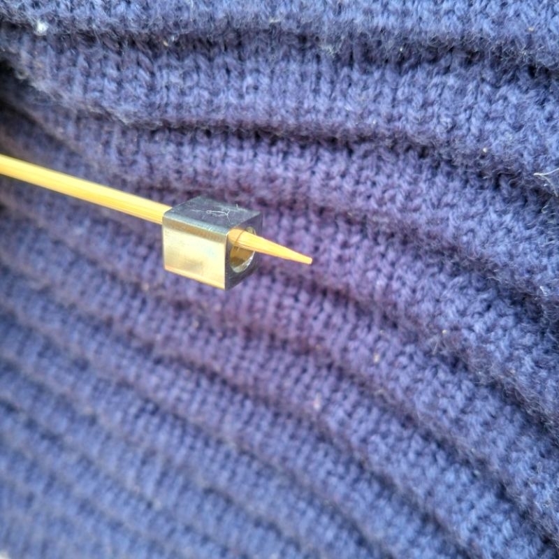 Liontin baja putih tanpa kalung