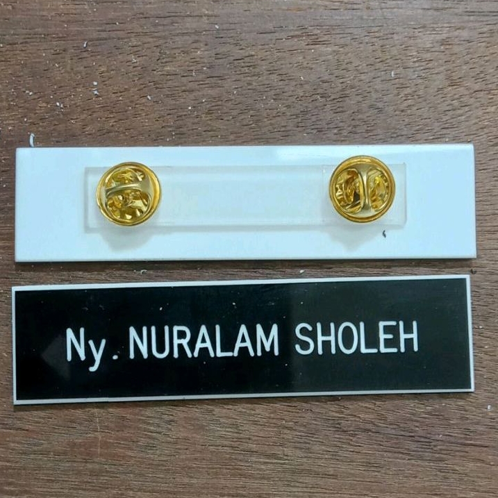 

Nama Dada Akrilik Gravir Paku