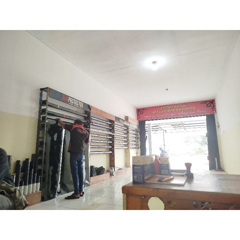 kacafilm sun protector black series // paket depan kanan kiri sopir // bahan aja tanpa pasang