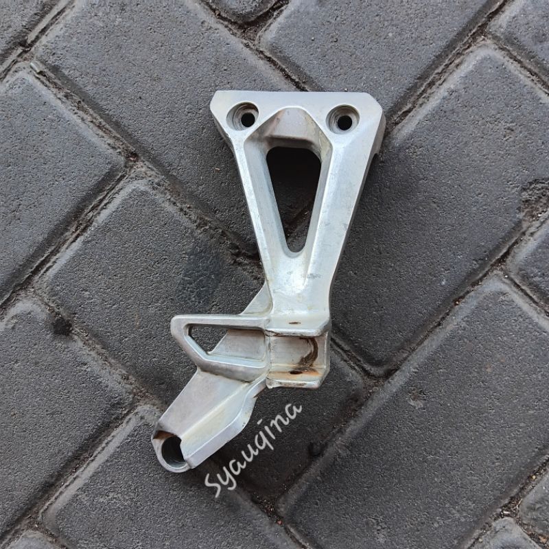 Footstep Postep Belakang KANAN HONDA Revo Absolute Blade 110 Lama Second Original