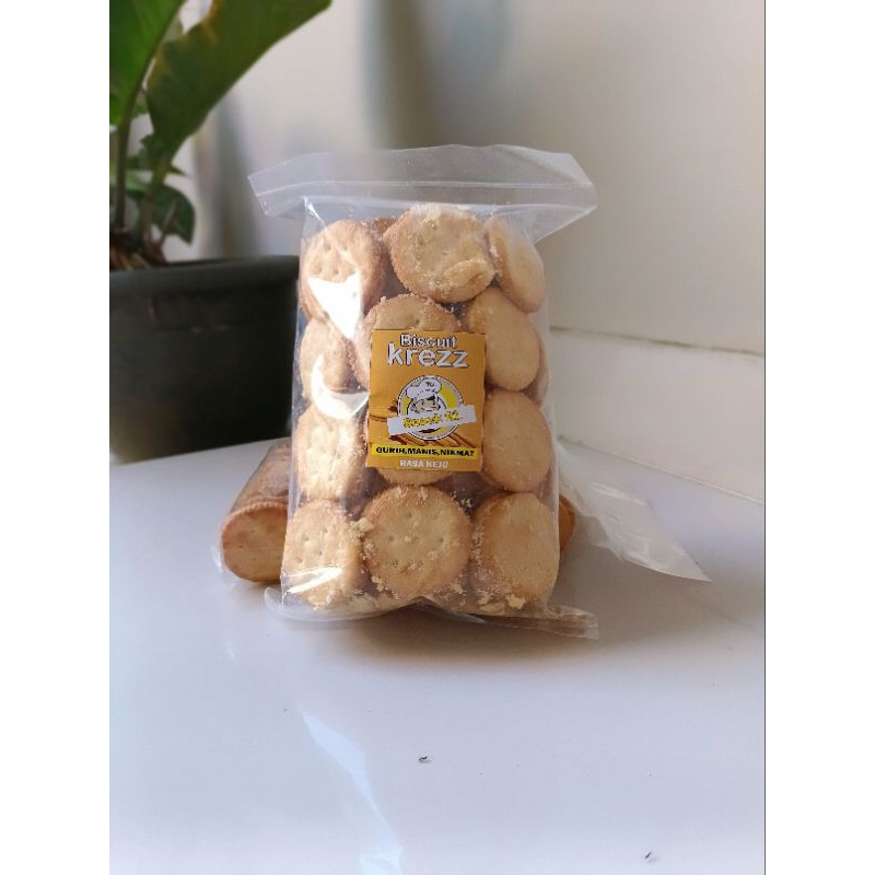 

Biscuit Ritz rasa keju berat 500g rasanya gurih renyah manis 100℅ Original Ritzf