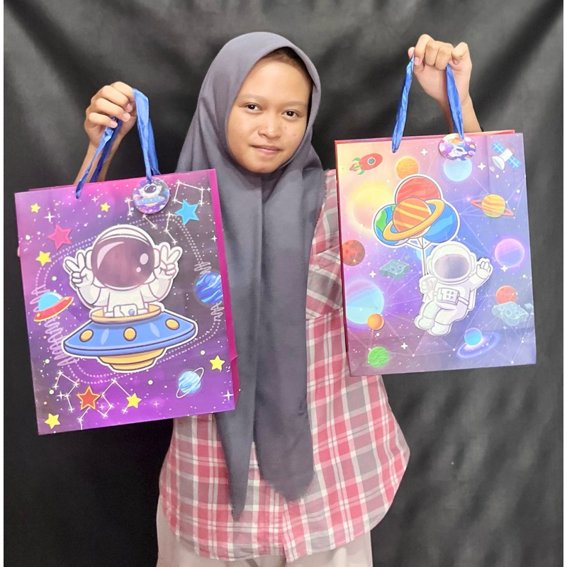 

Paper Bag premium astronot rocket 3D Bingkisan Kado ukuran besar jumbo kurnia kado