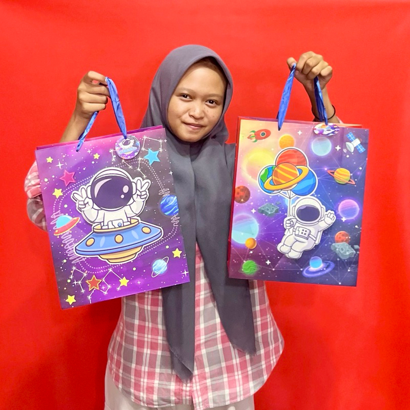 

Paper Bag premium astronot rocket 3D Bingkisan Kado ukuran besar jumbo ecofootwear.id