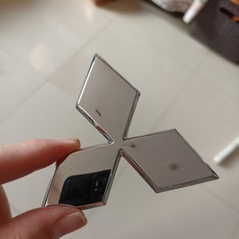 logo tiga berlian Mitsubishi