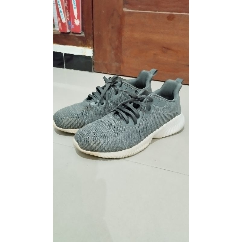 SEPATU SPORT YONGKI KOMALADI