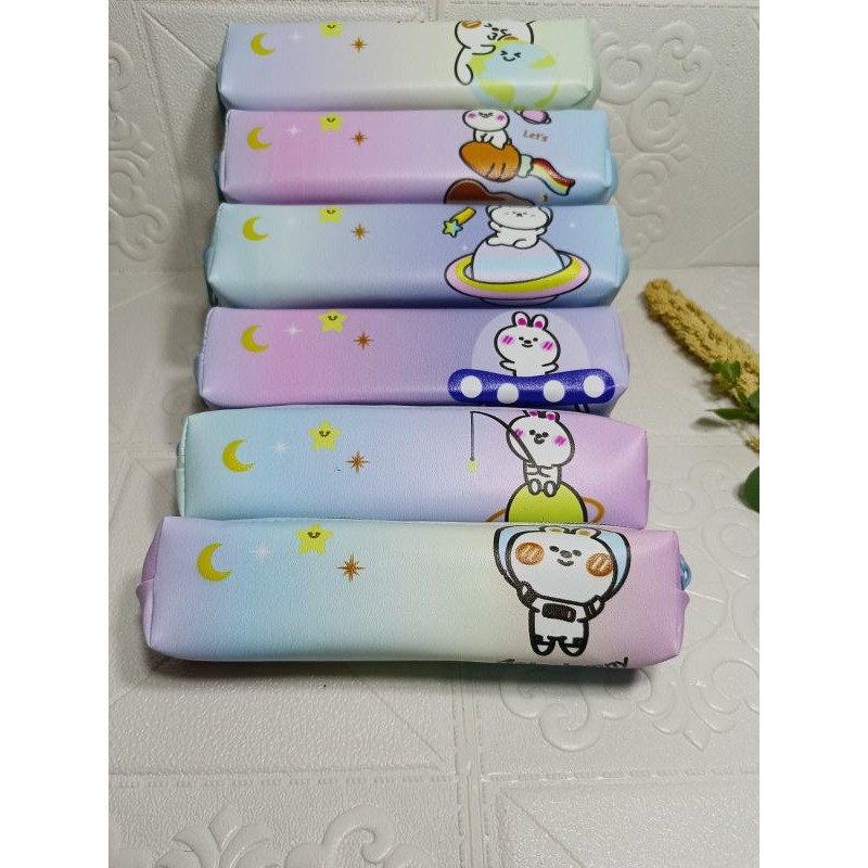 

Tempat Pensil Tepak Pensil Motif Mini Space Rabbit