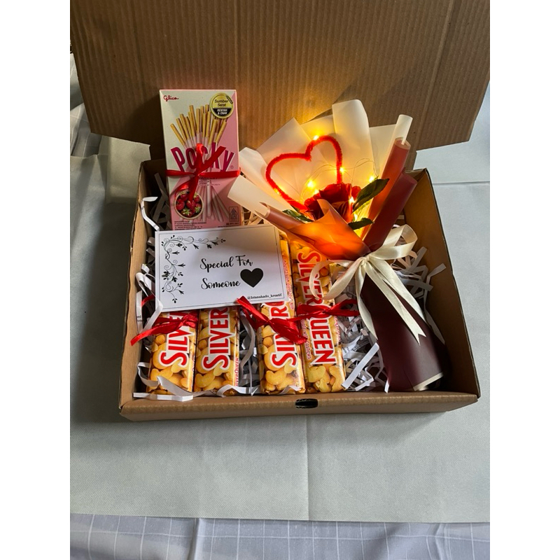 

Hampers Coklat Silverqueen | Kado Cewek