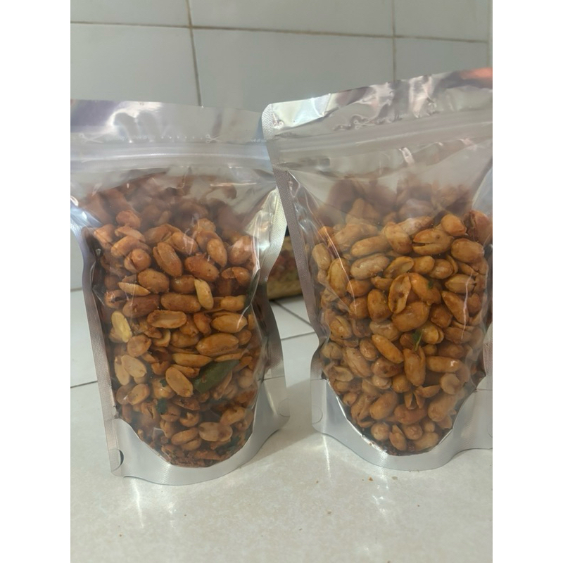 

KACANG BALI / KACANG KAPRI / KACANG BALI BUMBU REMPAH DAUN JERUK OLEH OLEH BALI KACANG PEDAS MANIS