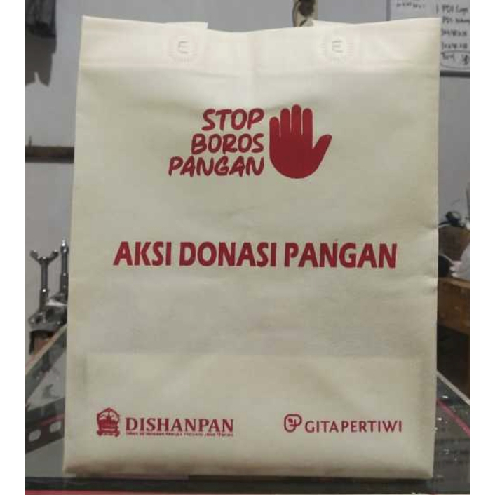 

Tas nasi box custom sablon TAS NASI BOX SPUNBOND P24 X L22 X T28 TAS BINGKISAN KADO HAJATAN SUKURAN KHITANAN SEMINAR